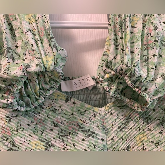 🕑 NWOT | ASTR the label | Bonnie Pleated Smocked Sweatheart Crop | Green | XS - Picture 13 of 13
